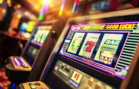 মোবাইলে বিশ্বকাপ ক্রিকেট গাইড পড়ছেন একজন বাংলাদেশি ব্যবহারকারী